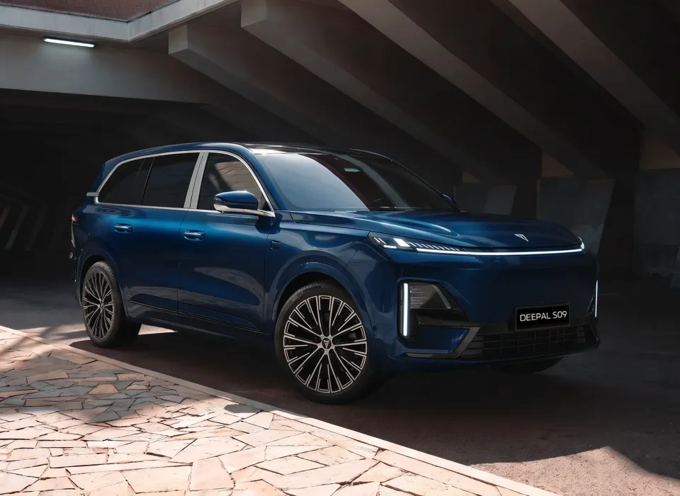 Changan Deepal S09 синего цвета, вид спереди