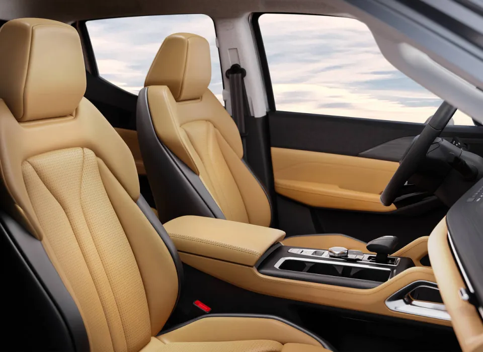 Передние кресла Changan Hunter Plus в двухцветной экокоже